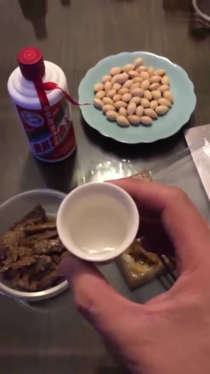 熊哥真仗义,怕我一人喝酒寂寞,特意介绍来俩兄弟!_腾讯视频