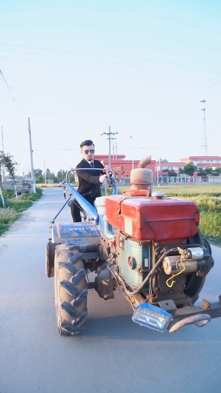 开着手扶拖拉机去参加婚礼一定是全场最拉风的男人