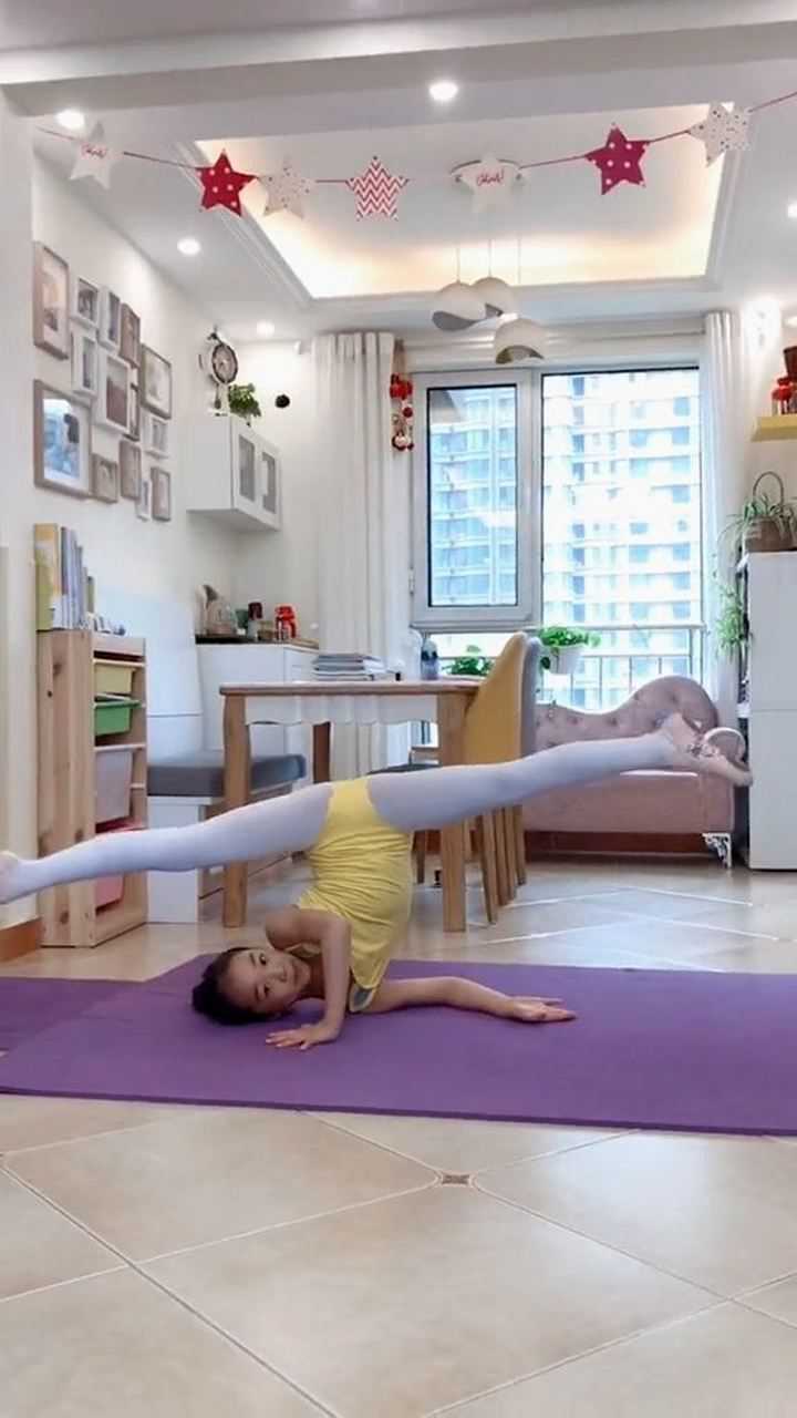 这个侧肩倒立终于学会了,宝宝太不容易了