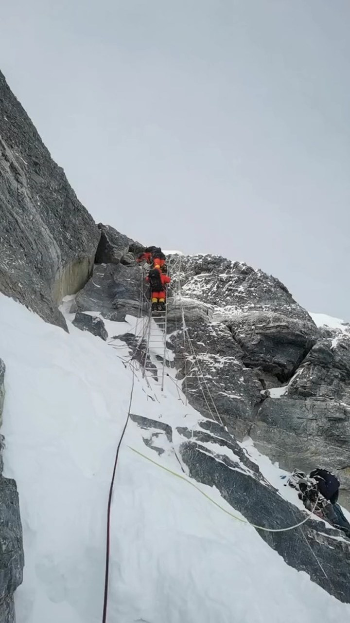 珠峰攀登第49天著名的第二台阶中国梯最难的路段之一上面还有两个梯子