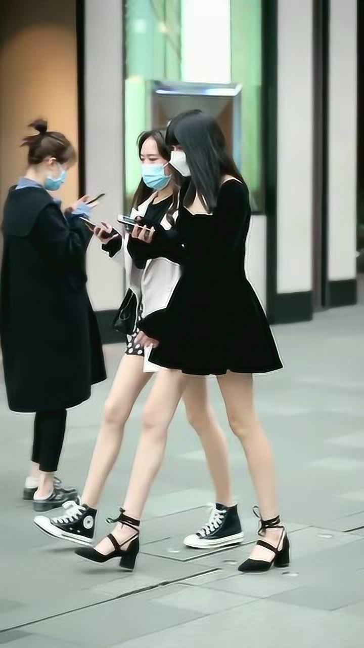 碰到前女友和闺蜜在炸街,要不要打个招呼