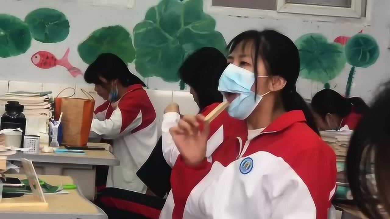疫情期间戴口罩在口罩中间开个缝这样吃东西都不用摘下来了