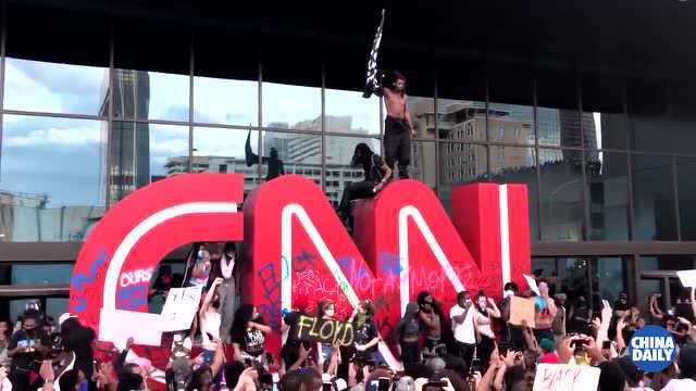 示威愈演愈烈!美国CNN总部大楼被砸