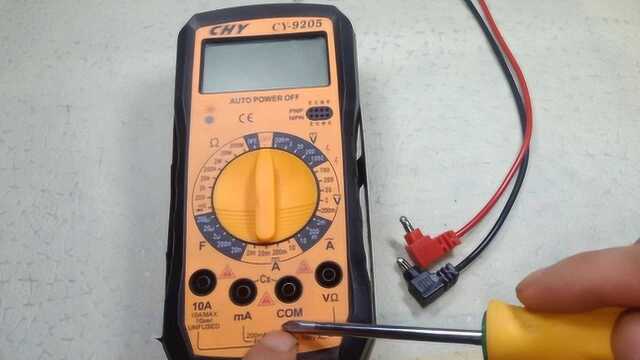 数字万用表,表笔插孔有4个,怎么正确选择插孔?老电工教给你