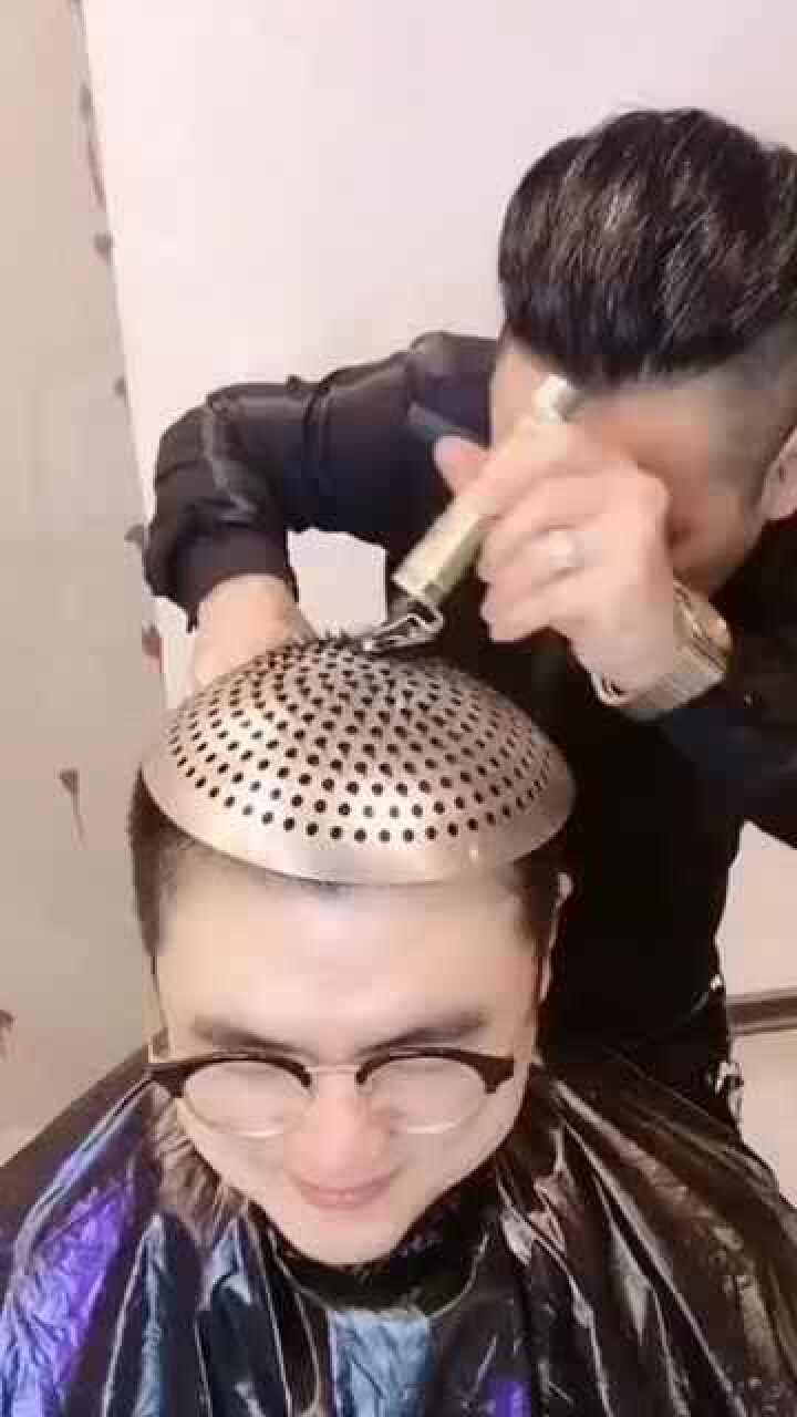 托尼老师骚操作用锅盖给顾客理发太厉害了