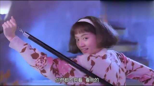 本以为都是双节棍,没想到梅艳芳是加长版的,歹徒瞬间心态崩了