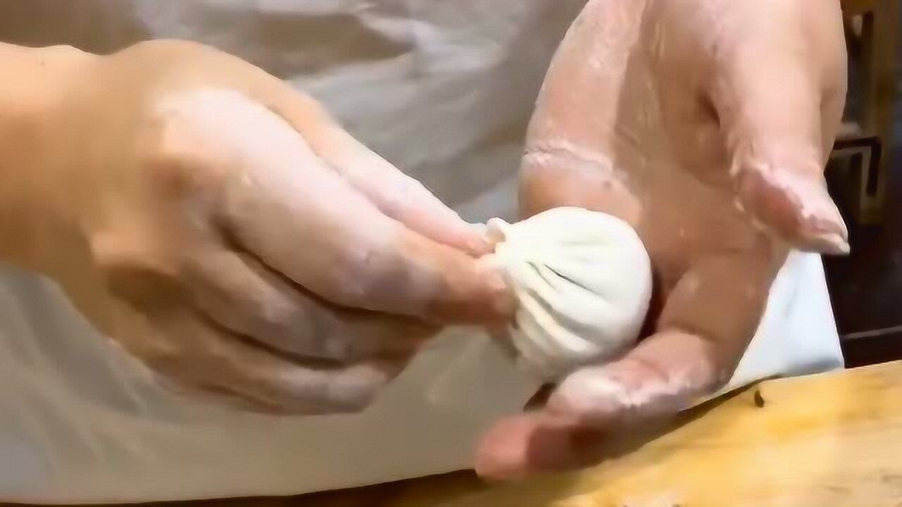 开封名吃灌汤小笼包皮薄多汁,老师的手法很熟练,最后抖两下是精妙所在