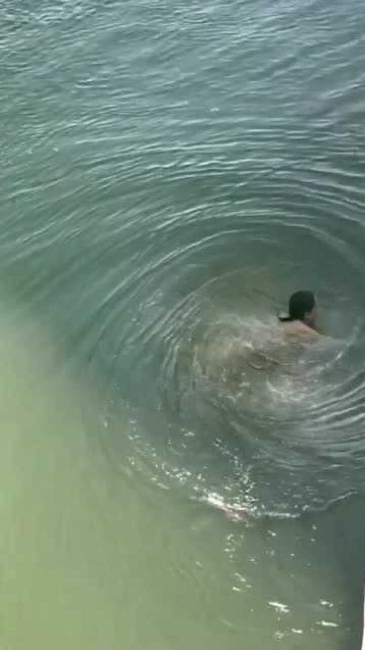 美女漩涡里游泳看着非常危险其实都是特效