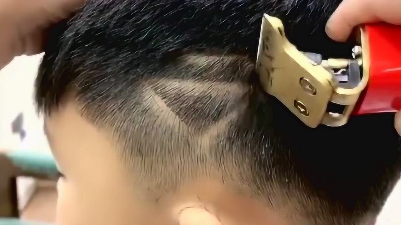 顶级发型师在头上刻钻石形状需要极其高超的手艺以及非常强的心理素质