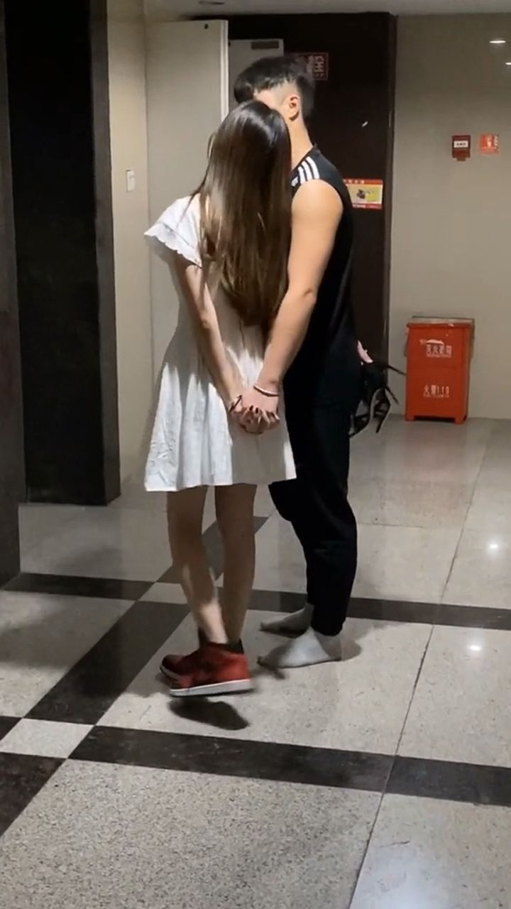 今天在电梯口看到男生把aj给女孩穿自己光着脚还有紧握的十指真的羡慕
