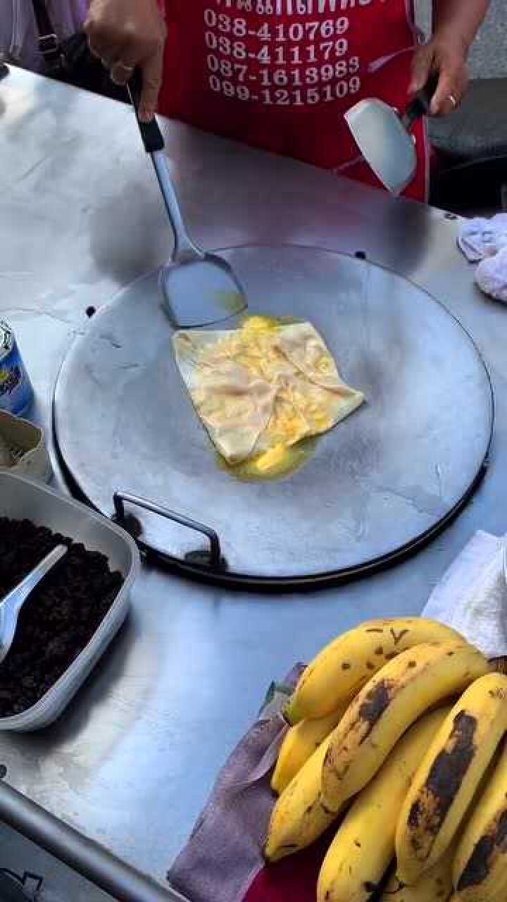 泰国特色美食香蕉飞饼40泰铢一份干净又便宜