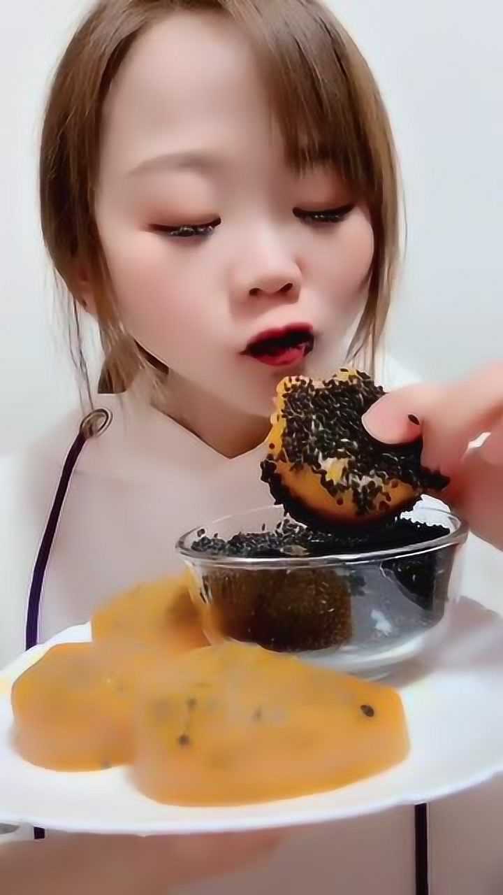 漂亮吃冰小姐姐,这次会百香果叶子芝麻冰,嚼的真香