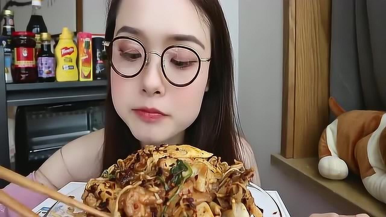 吃播小姐姐哎哟阿尤,这次吃麻辣拌,我口水流了一地!