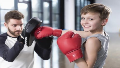 看完这个九岁的拳击男孩的训练，我决定以后揍小学生的活儿不接了