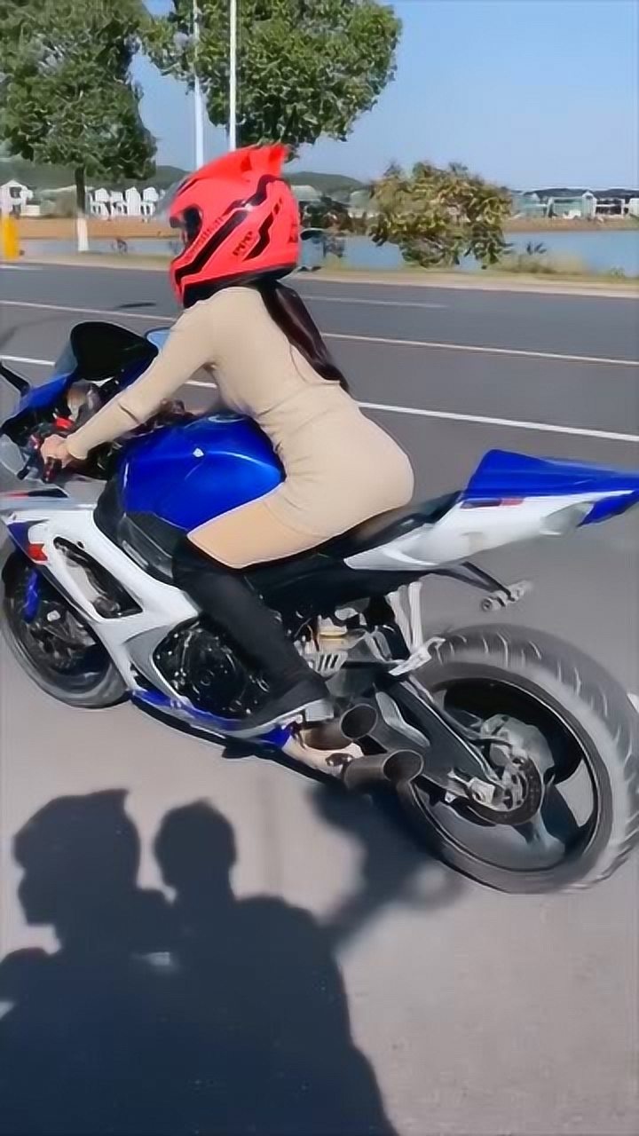 活了这么多年,没见过这么嚣张的女孩,骑着机车太帅了
