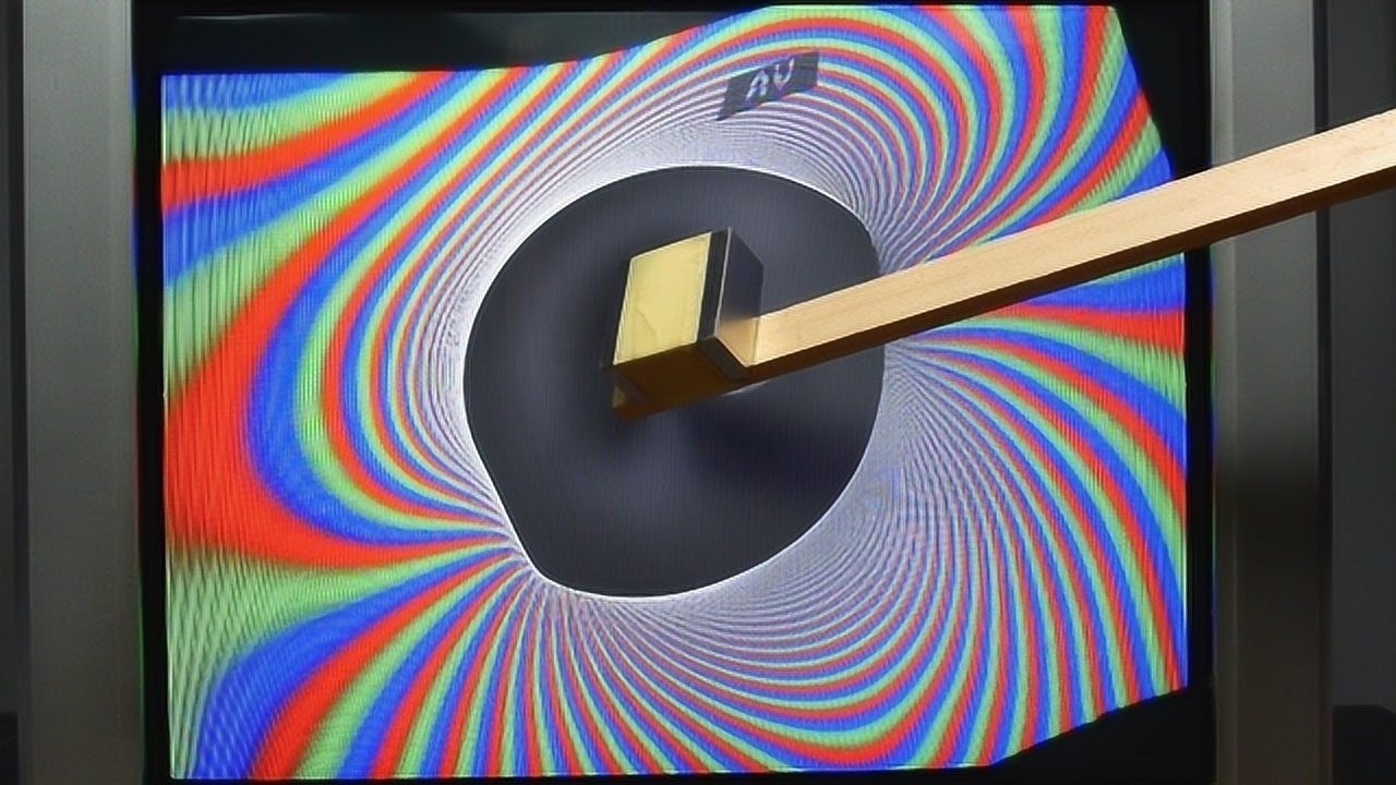 钕磁铁的威力有多可怕靠近电视机的瞬间竟出现了黑洞
