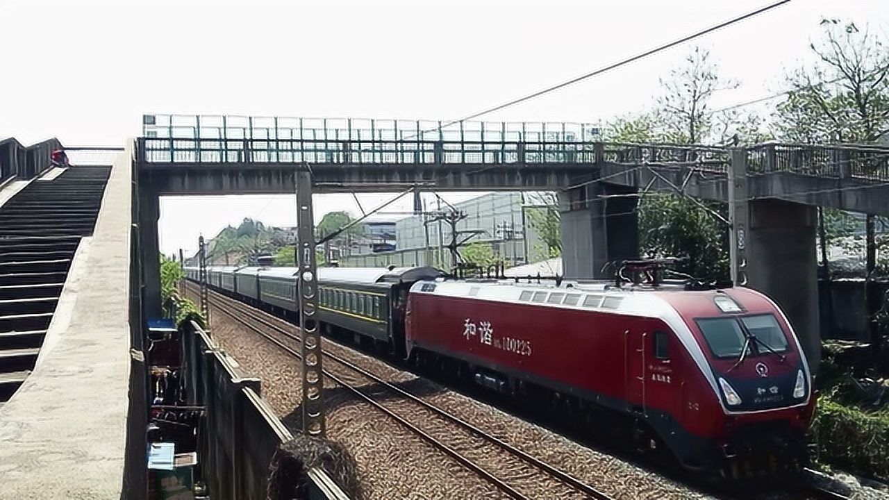 东开往齐齐哈尔k570次列车运行在京九铁路赣州段,接近赣州站