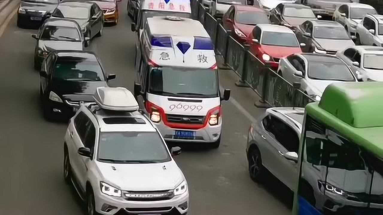 当马路上出现救护车私家车都自发的为它让路为我国的国民素质点赞