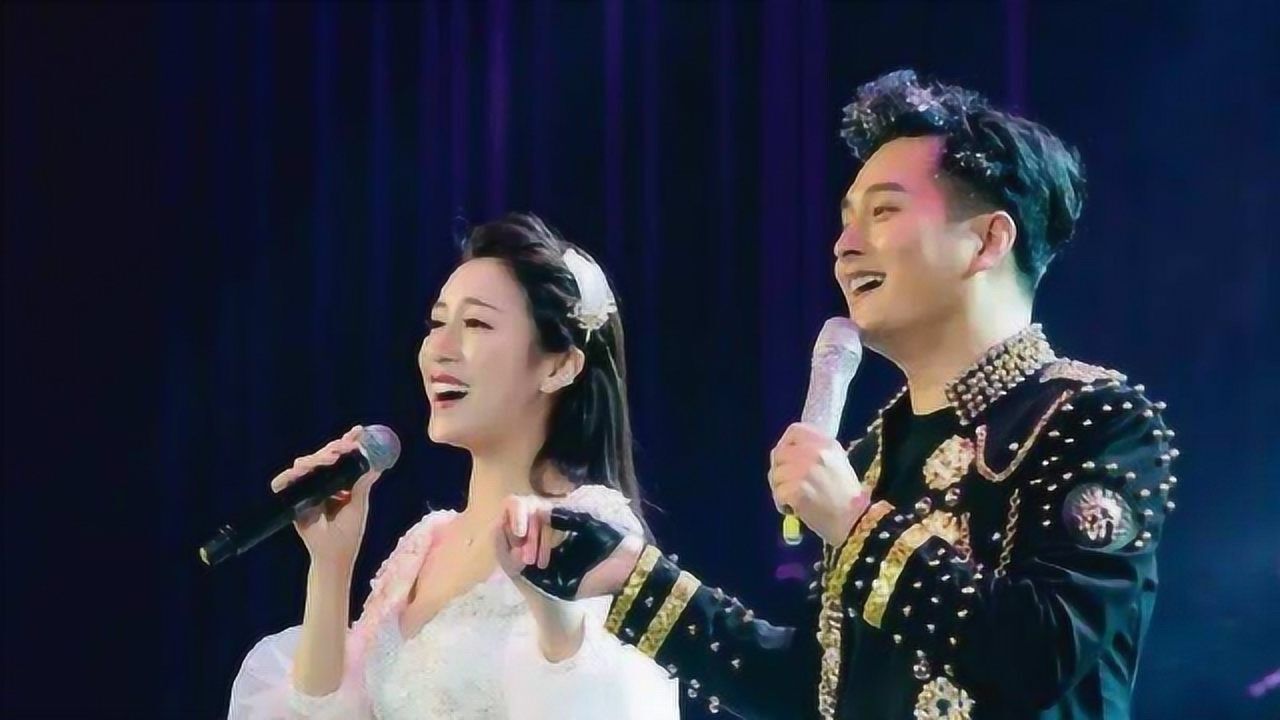 云飞老婆太美了夫妻两人合唱云在飞现场简直太般配了
