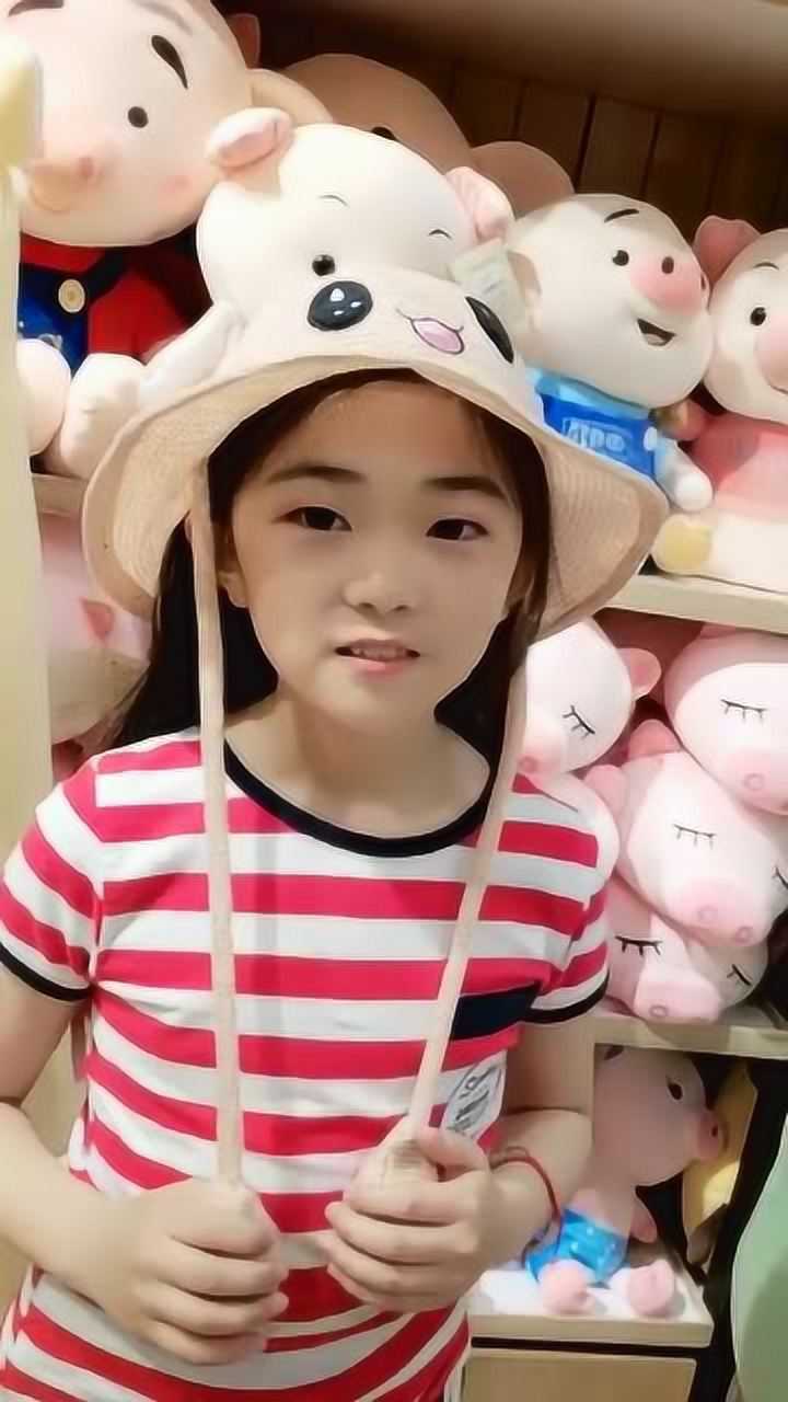 听说这是宋小睿的妹妹二美丽仔细一看她的五官又是美人胚子