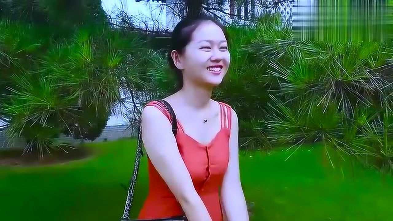 高考结束考生当街跪谢母亲,这首《老妈您辛苦了》送给所有父母