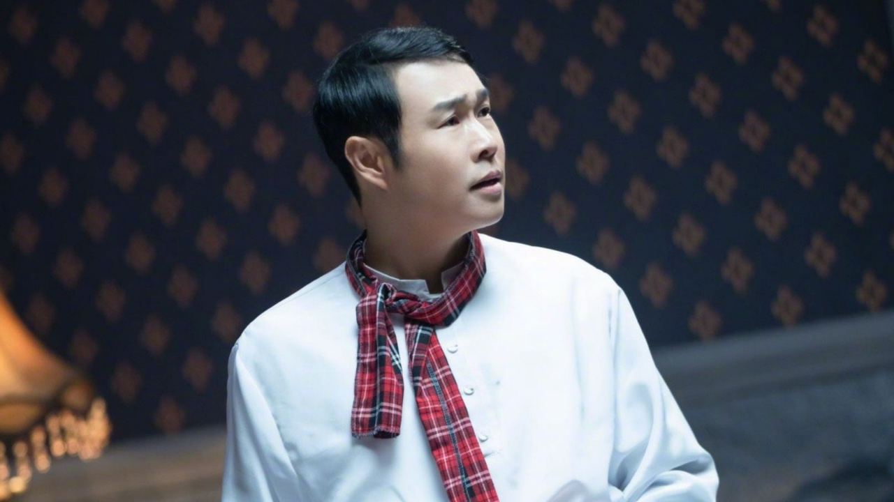 小沈阳复刻小品不差钱造型,时隔15年再穿苏格兰裙,梦回09年春晚