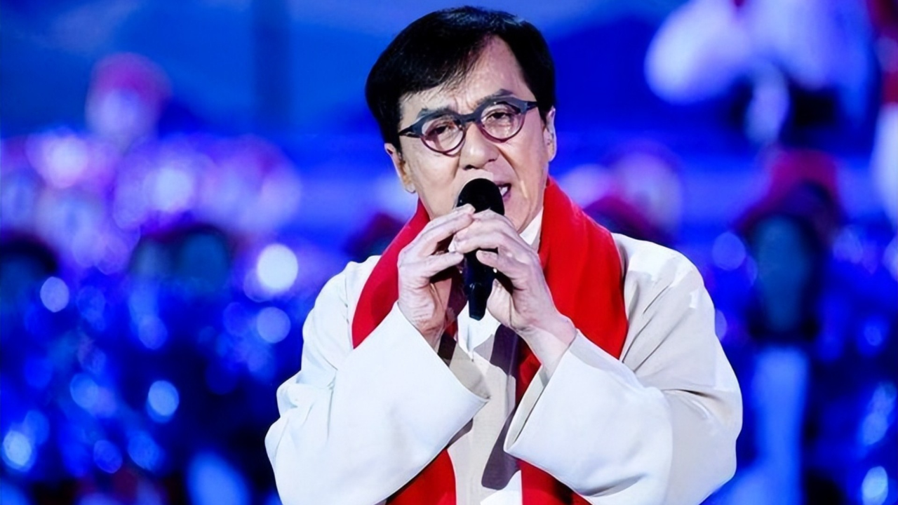 春晚名场面丨成龙17年春晚舞台好惊艳两岸三地同胞共唱国家