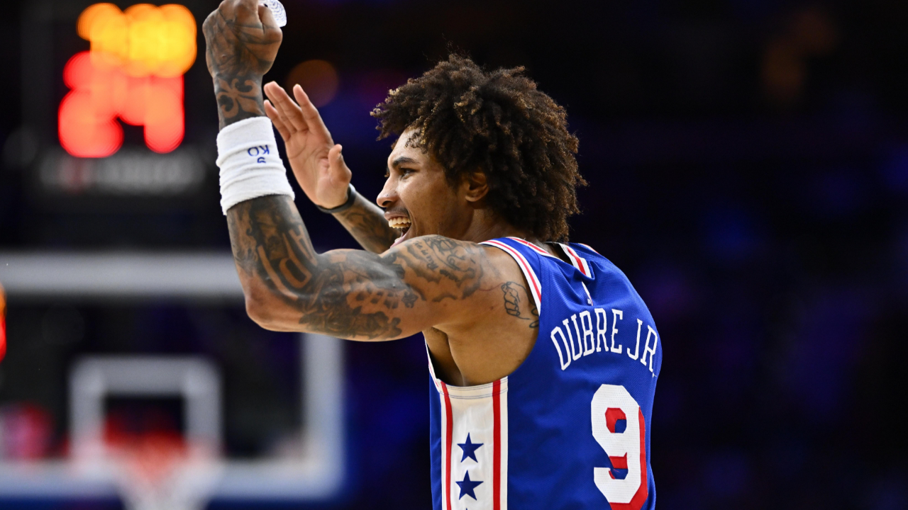 开场第一球 乌布雷摁住阿伦完成双手暴力隔扣