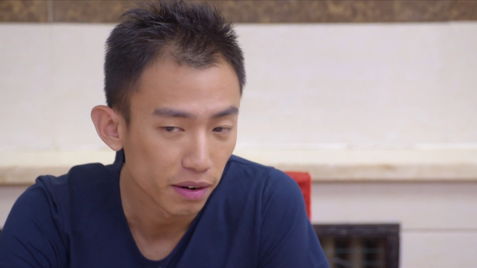 小流氓当众欺负餐厅服务员,不料老板娘是退役武警