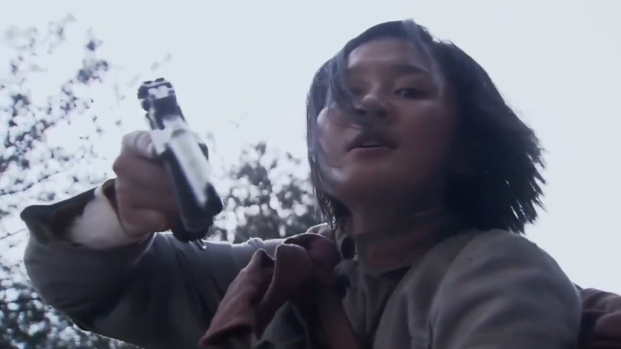 国军特务拦截军车想逃,怎料女八路一个飞身,干倒一片国军