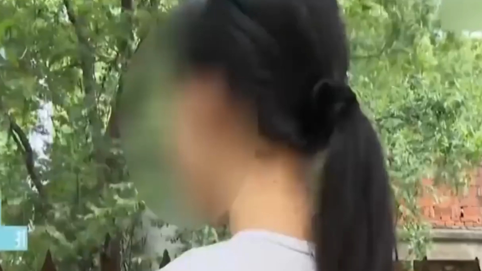 女子半夜疑听到撬锁声，门外灯忽明忽暗，民警到场却将“作案者”放了_腾讯新闻