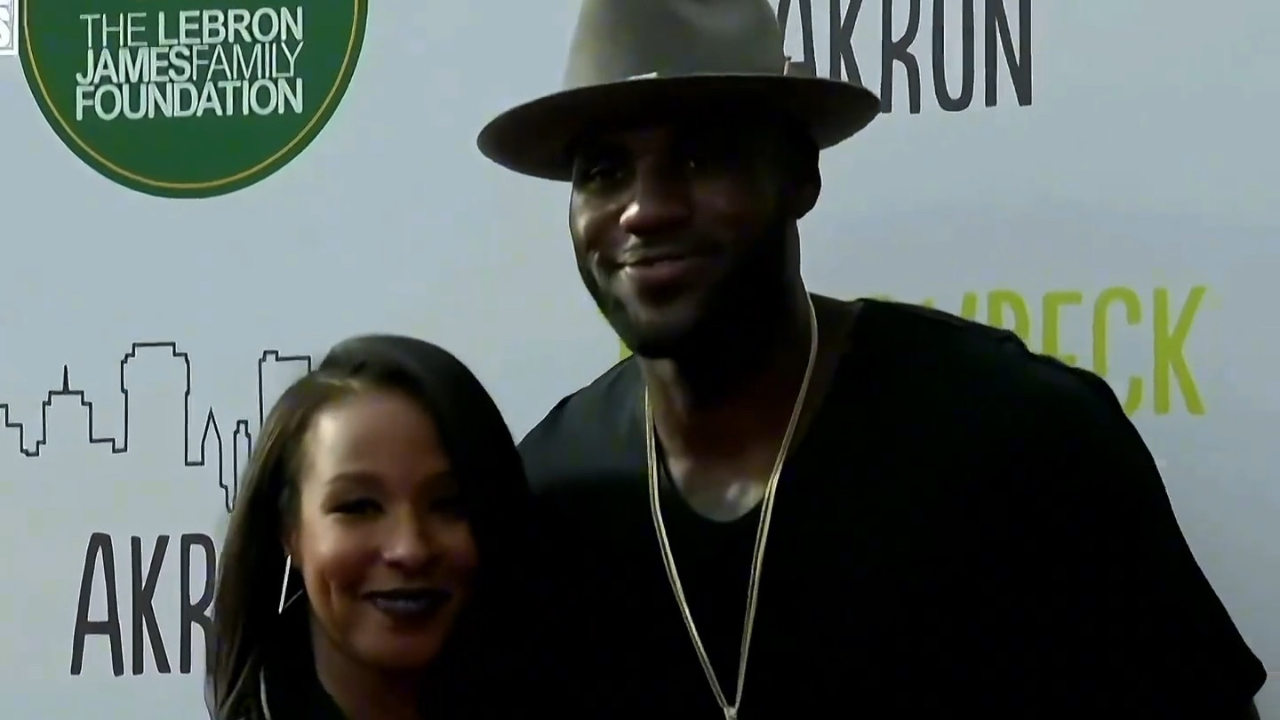 在21年的时间里,詹姆斯对妻子萨瓦娜始终恩爱如初