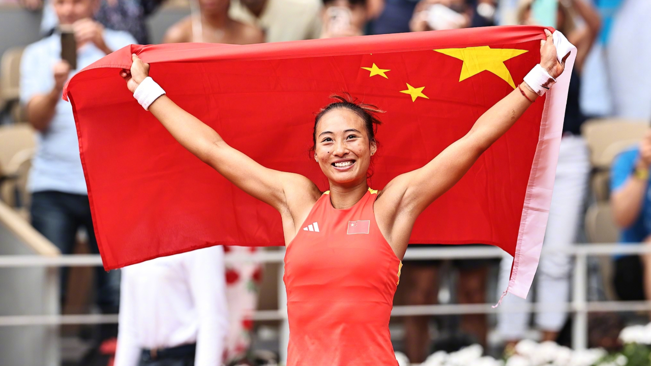 郑钦文超越偶像李娜,创造中国网球历史,兑现赛前夺牌诺言