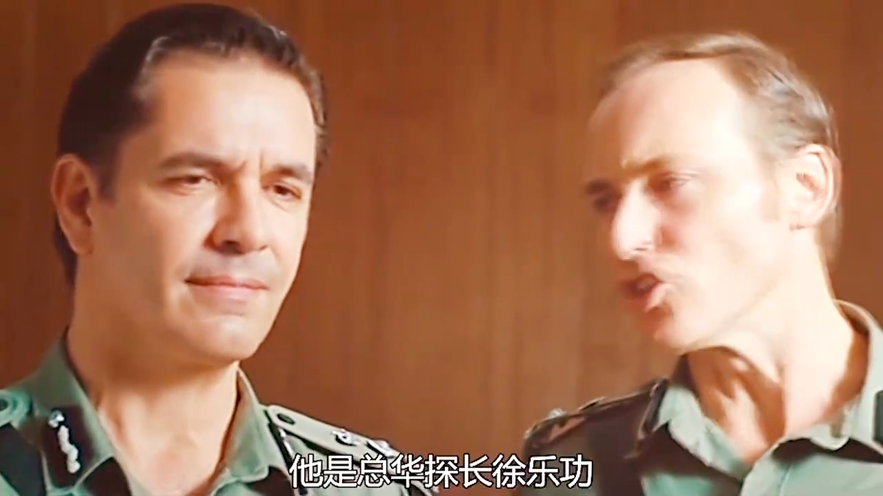 梁家辉当上探长后,嚣张到了极致,连踢足球都带一群保镖