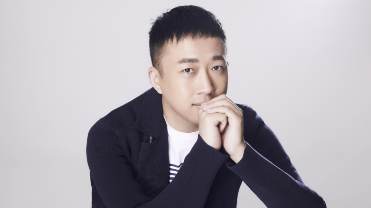 于正黄磊徐峥郝蕾酒吧聚会，多位新人连番敬酒，觥筹交错寒暄说笑_腾讯新闻