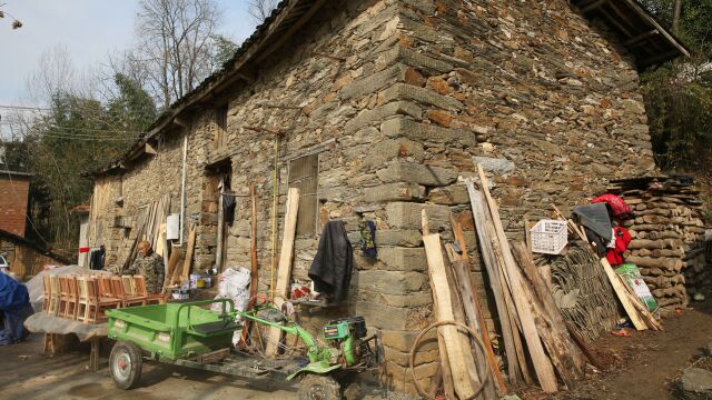 陕西老农留守秦岭深山,住石头房,农闲时做椅子,一年能做500把