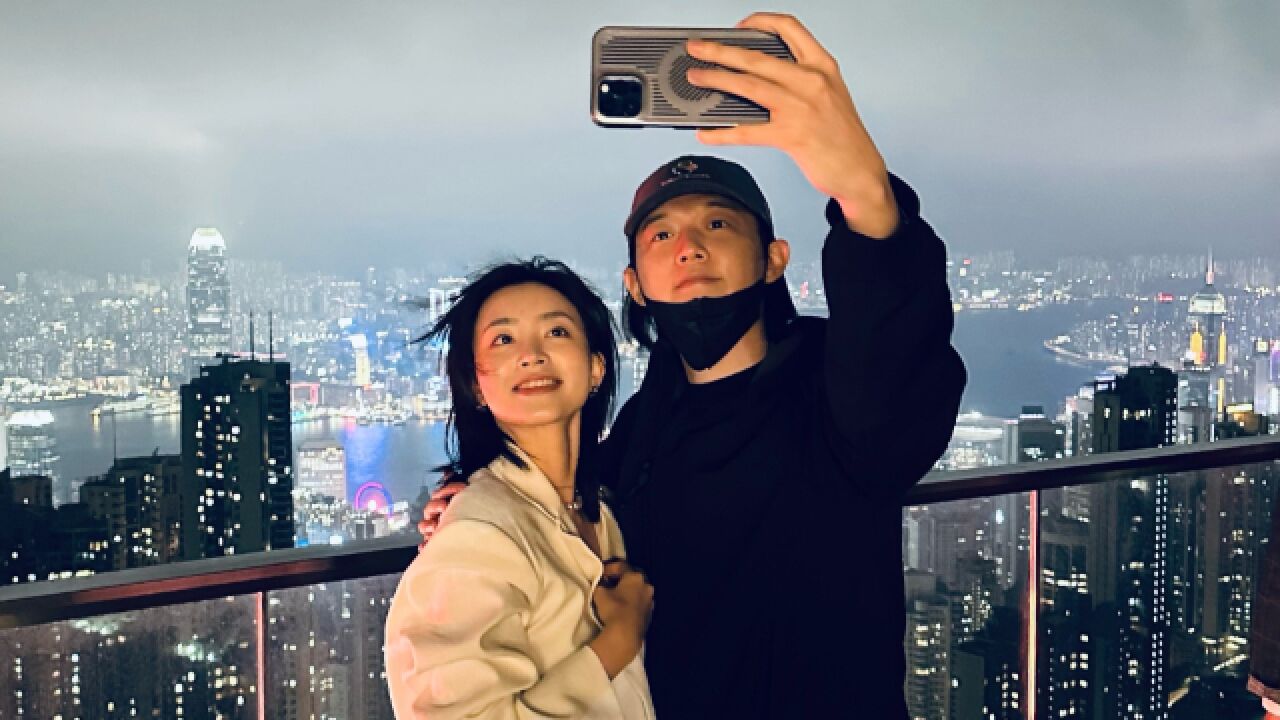 霍尊与施冰岚官宣恋情,曾因前女友陈露的小作文宣布退圈