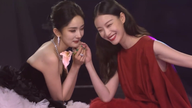 杨幂倪妮同乘小船到gq盛典,二人害羞互撩引人开嗑cp,进场走秀各有魅力