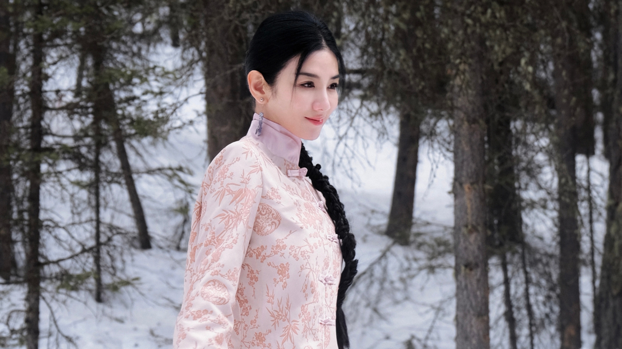 黄奕在新疆穿马面裙,53岁状态美如逆生长,俏皮麻花辫梦回李玉湖