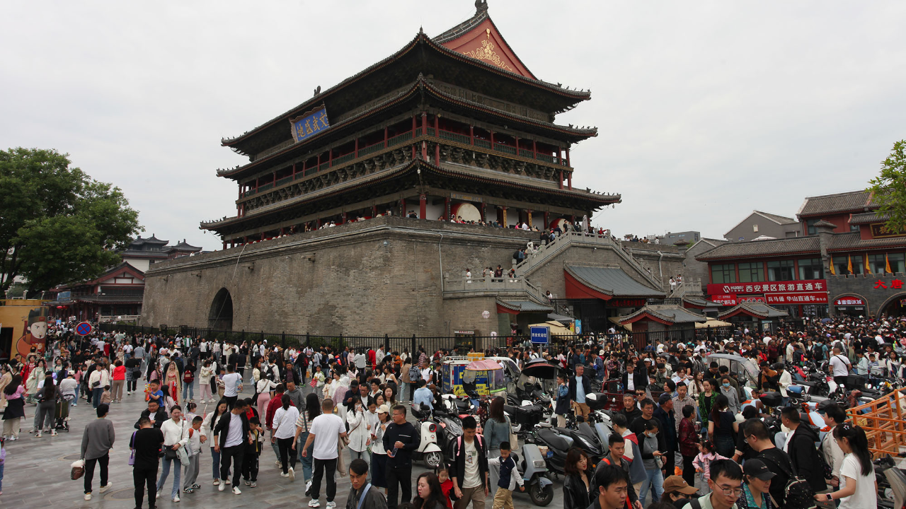 五一假期西安旅游太火爆了,鼓楼门洞再次打开疏散回民街游客