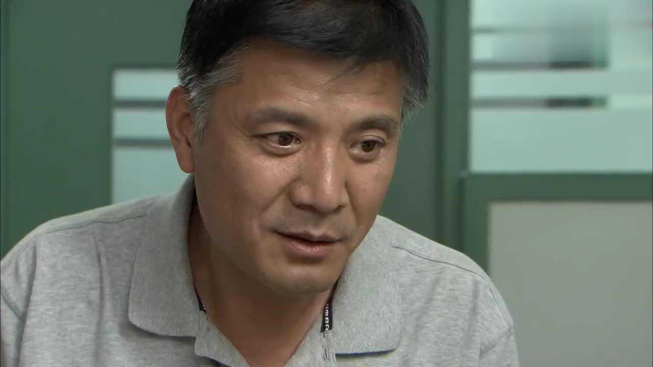 美丽谎言:小帅哥太激动了,心上人给他发了信息表白,他竟然哭了