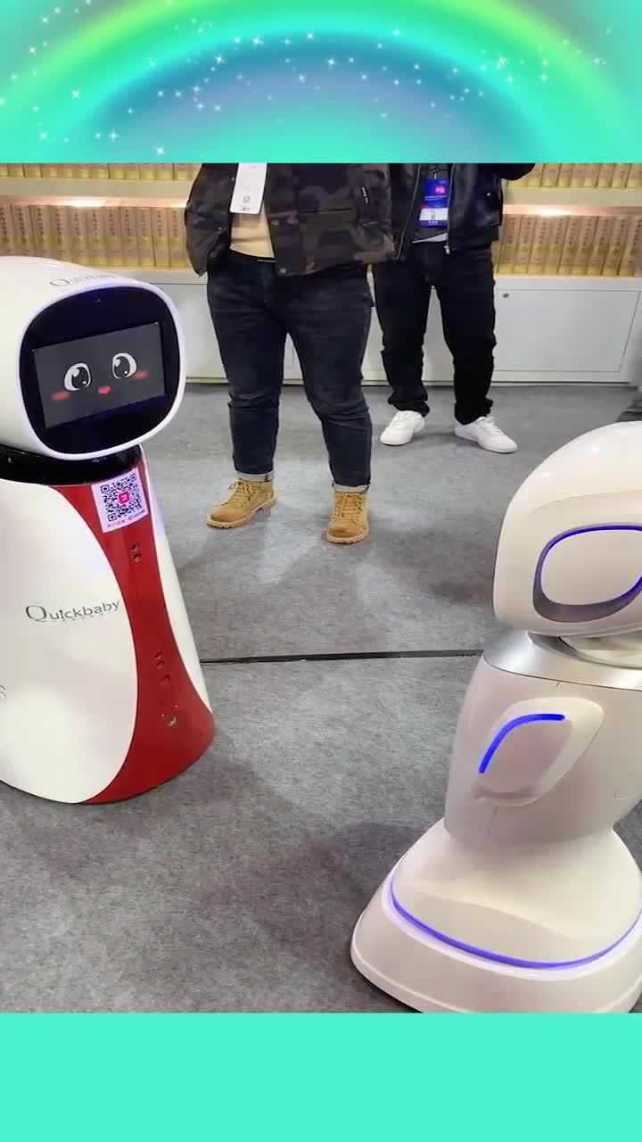 机器人快宝呦呵,俩人还聊上了?萌翻了!