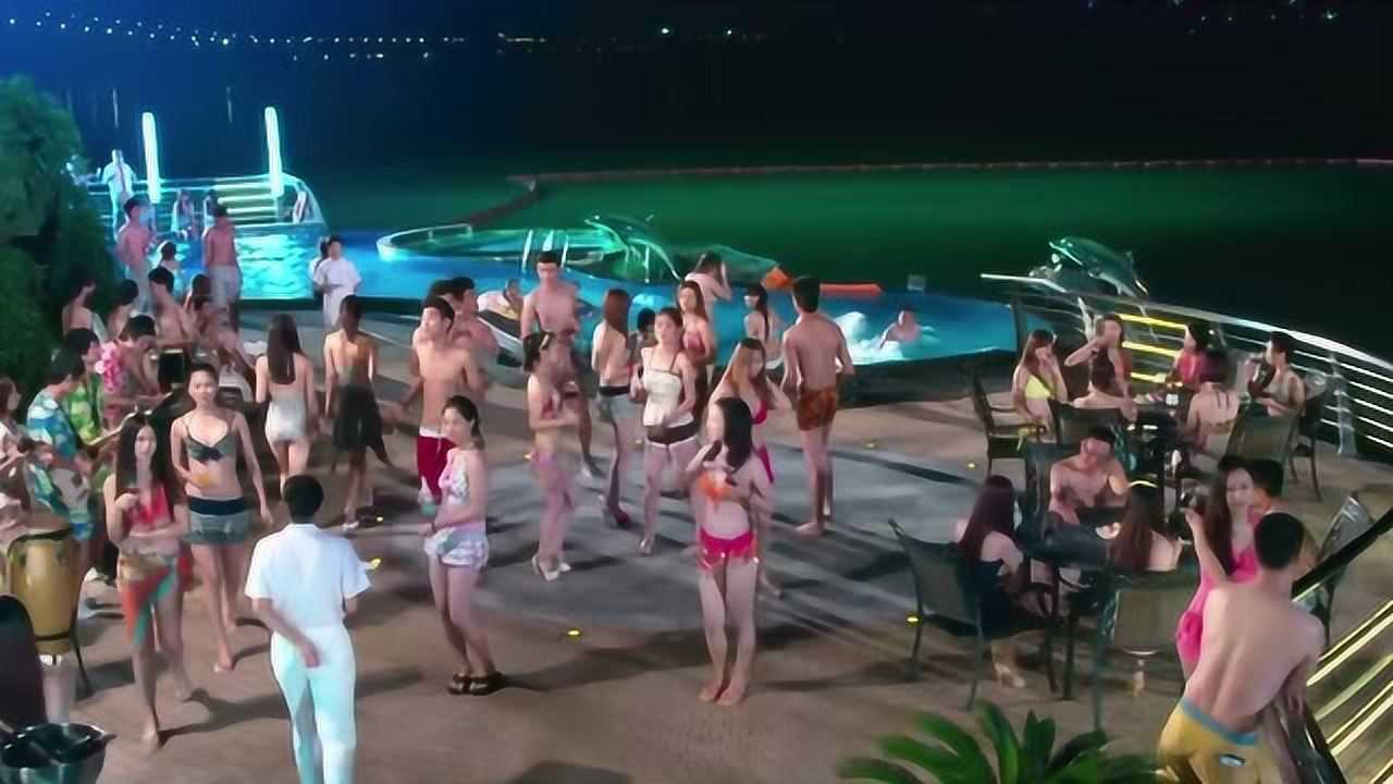 比基尼泳池派对猥琐男想搭讪美女殊不知其真实身份是咏春教练