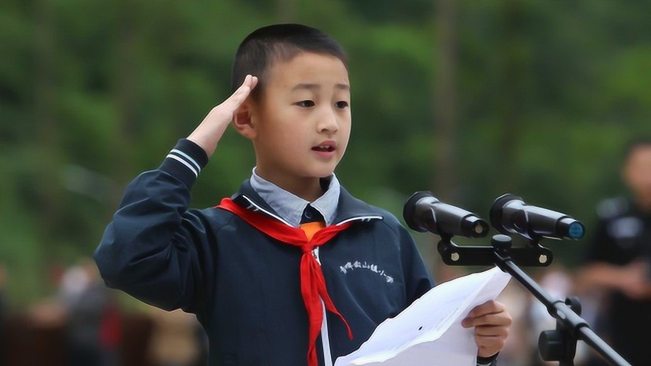 汶川地震中的敬礼娃娃,曾感动全中国,现今怎么样了