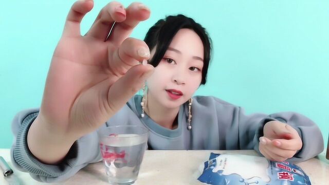 妹子试吃童年零食“糖精”,500倍的甜度,一粒就能变糖水!