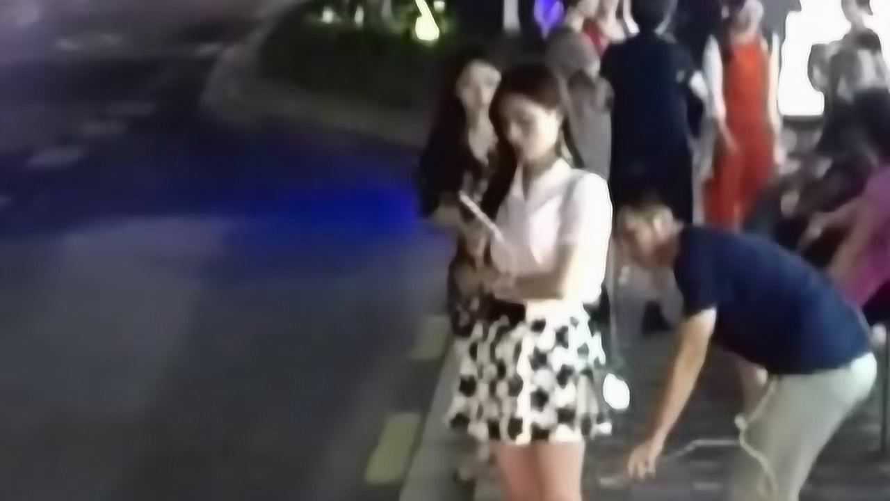 性感美女穿超短裙被偷拍裙底，路人竟这样做…结局大快人心！_高清