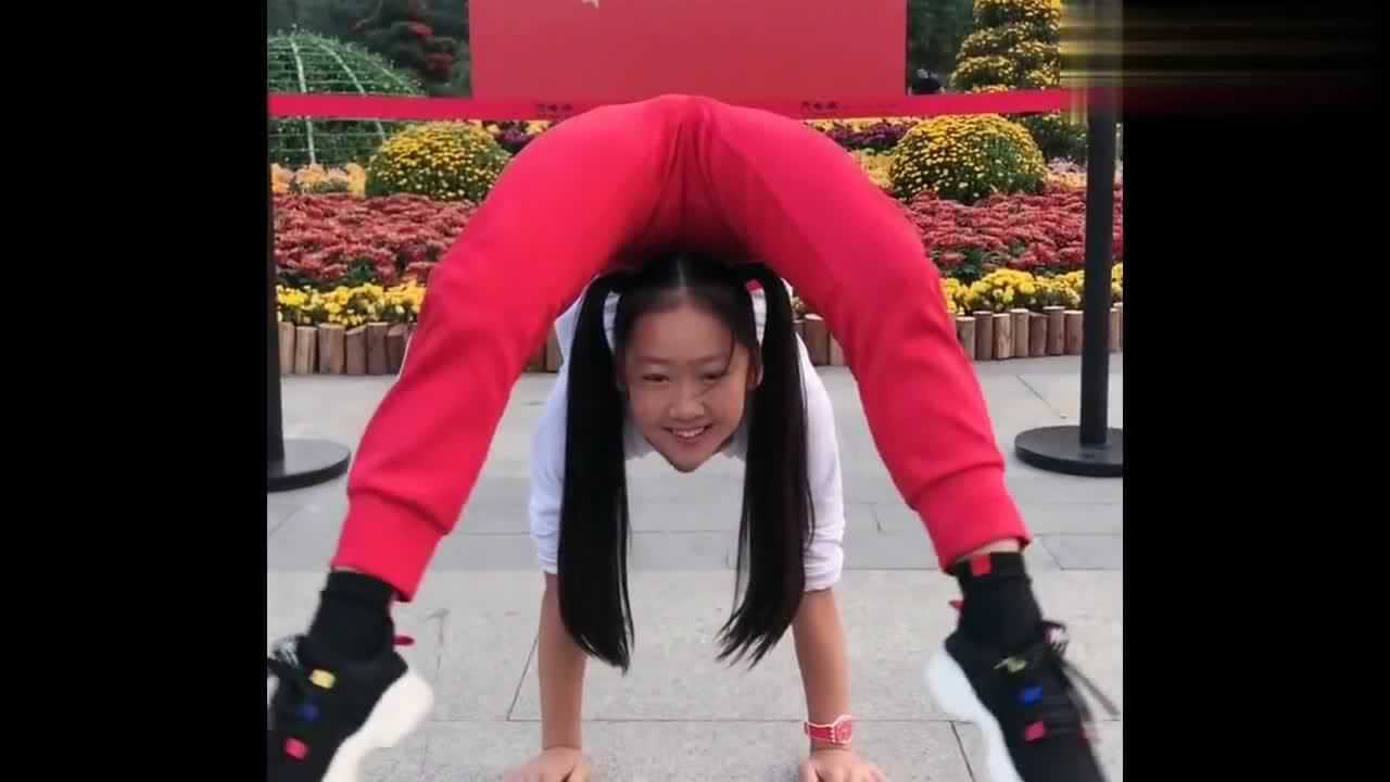 小美女户外练习柔术,身体竟能折过来,这腰就像水做的一样!