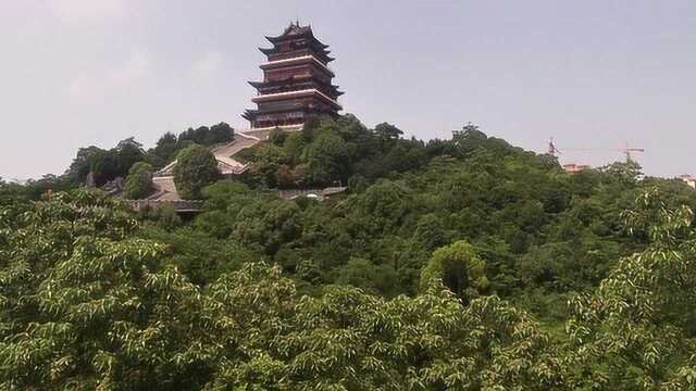 小伙冒着烈日登上九江南山公园 看看这个城市的天际线