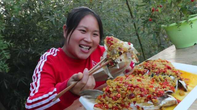 胖妹吃独食剁椒鱼头真馋人又香又辣好吃到就连汤汁也不放过