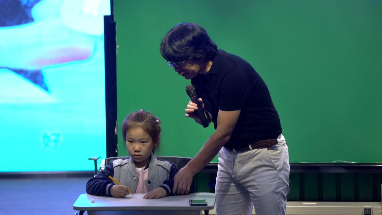 万科双语学校胡一帆老师书法教学